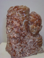 Zwei Mädchen, roter Vorarlberger Marmor